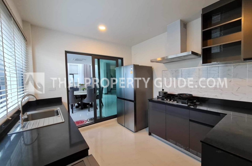 House with Shared Pool in Bangnatrad 